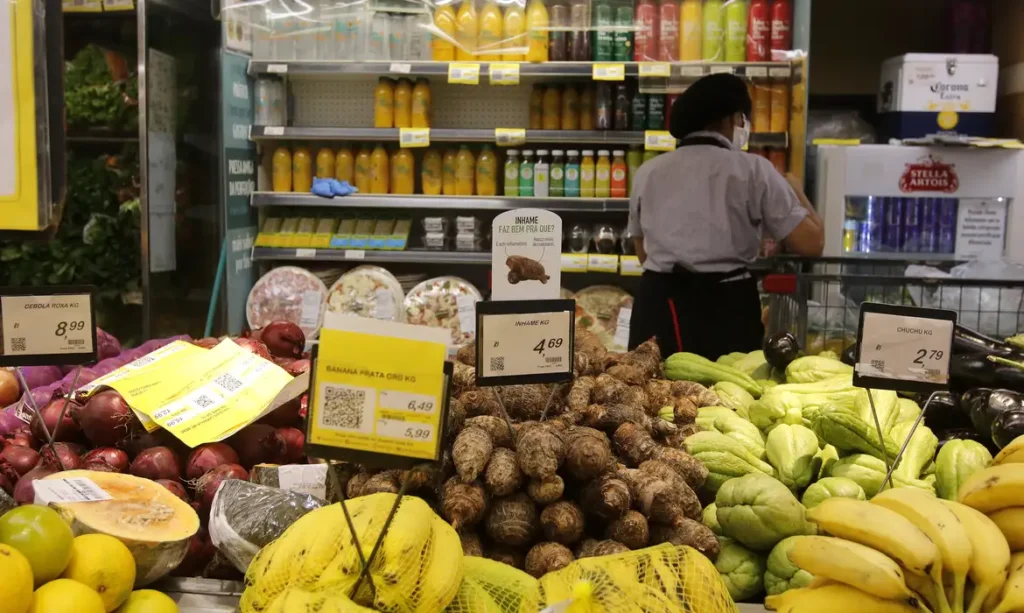 Vendas de supermercados e combustíveis impulsionam comércio potiguar entre janeiro e agosto de 2026